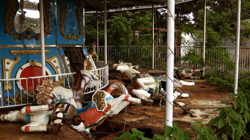 Illustration for article titled The Crumbling Chaos of Abandoned Amusement Parks